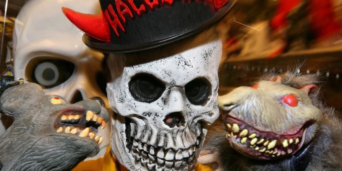 Masken, wie diese, sind an Halloween sehr beliebt. Masken, wie diese, sind an Halloween sehr beliebt.