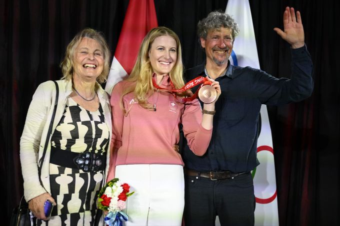 Fanny Smith jubelt mit ihren Eltern Fiona und Christophe über die verspätete Medaille. Fanny Smith Olympia 2022