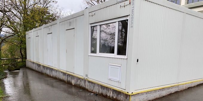 Unbekannte haben beim Schulhaus Emmersberg die Fensterscheibe eines Bürocontainers beschädigt. Schulhaus Emmersberg