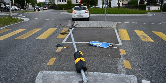St.Margrethen SG - Lenker (34) prallt gegen Verkehrsteiler