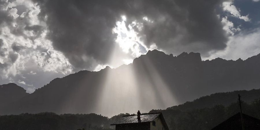 Schlagartig sank die Temperatur am Freitagnachmittag gebietsweise fast um zehn Grad, bevor die Gewitterfront Sturm und Hagel durchs Land jagte. (Symbolbild)