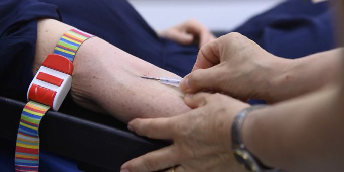 Der Nationalrat will die Bestimmungen zur Blutspende präzisieren - und dafür sorgen, dass niemand mehr diskriminiert wird. (Themenbild) Der Nationalrat will die Bestimmungen zur Blutspende präzisieren - und dafür sorgen, dass niemand mehr diskriminiert wird. (Themenbild)