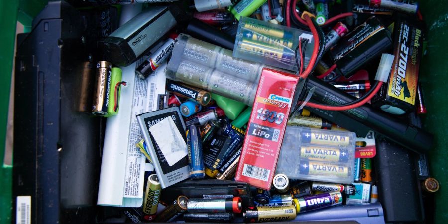 Über das Recycling von Batterien lassen sich teure Rohstoffe zurückzugewinnen.