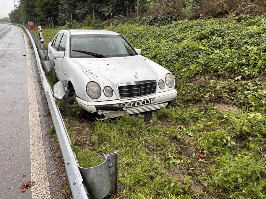 Mercedes verunfallt A1