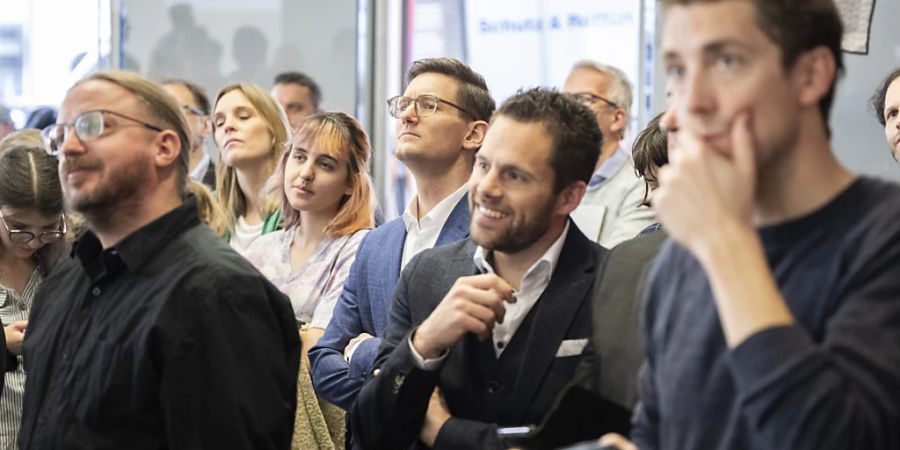 Die Zürcher Parteipräsidenten von FDP (Hans-Jakob Boesch, 3. von rechts) und SVP (Domenik Ledergerber, 2. von rechts) verstehen sich. Hier bei den kantonalen Wahlen (Archivbild)