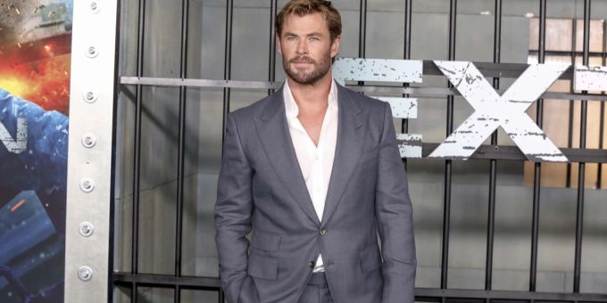 Chris Hemsworth ist scheinbar ein Fan von Arnold Schwarzenegger. chris hemsworth arnold schwarzenegger
