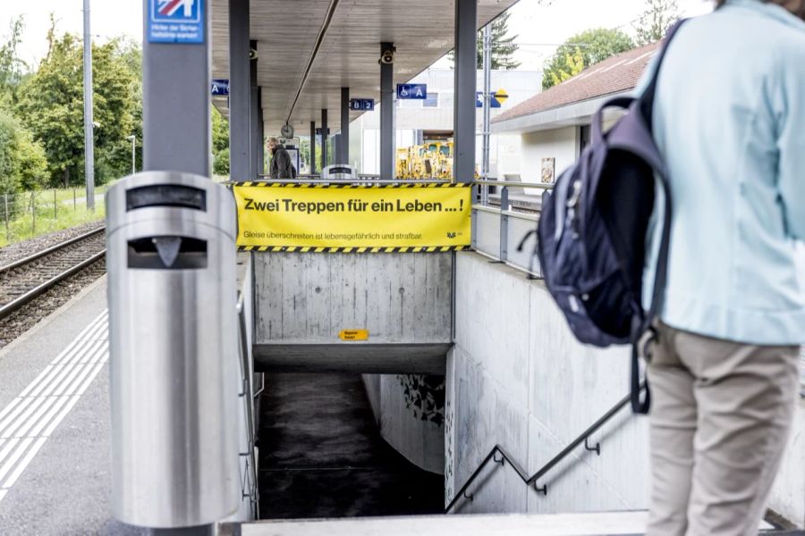 Die Sicherheitskampagne wird auch an verschiedenen Bahnhöfen im Kanton Aargau beworben.