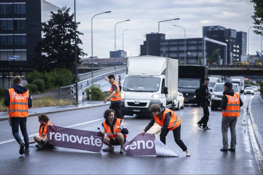 Die Aktivisten setzen sich für die Umwelt ein und wollen den Bundesrat mit Strassenblockaden zum Handeln zwingen.