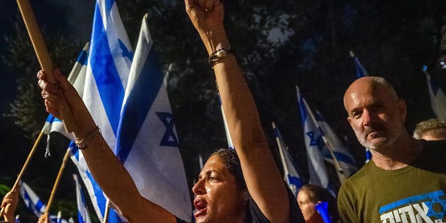 Menschen protestieren in Tel Aviv gegen die Pläne der Regierung von Premierminister Netanjahu, das Justizsystem zu reformieren. Foto: Orit Ben-Ezzer/ZUMA Press Wire/dpa