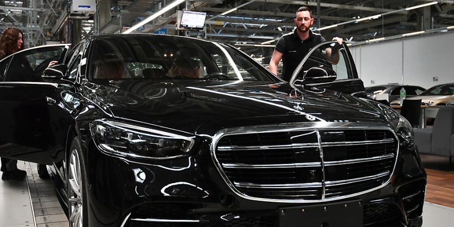 Der Autobauer Mercedes hat im zweiten Quartal deutlich mehr Autos verkauft. (Archivbild)