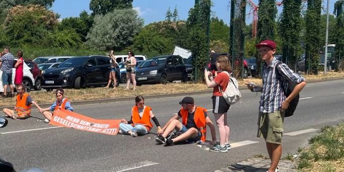 Konstanz (D) - Aktivisten betonierten sich auf Strasse in die Schweiz