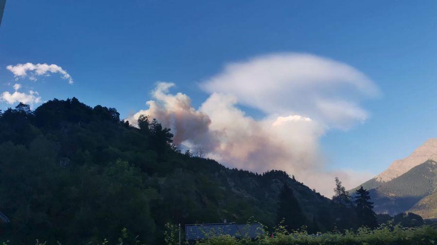 Der Wind dürfte die Löscharbeiten schwieriger gestalten.