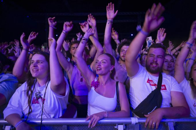 Festival-Besucher feiern Jordan Napieray aka Badmomzjay am Freitag auf dem Gurten. Switzerland Gurten Festival