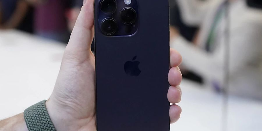 Der beliebteste Smartphone-Hersteller in der Schweiz ist Apple: Bei einer Umfrage des Vergleichsdienstes Moneyland gab fast die Hälfte der Befragten an, ein iPhone zu nutzen. Auf Platz zwei folgten die Modelle des südkoreanischen Herstellers Samsung. (Archivbild)