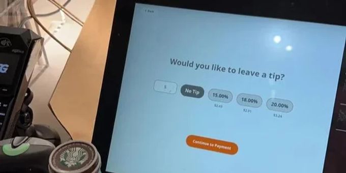 Der Roboter des Self-Checkouts fragt nach 15 bis 20 Prozent Trinkgeld. Trinkgeld