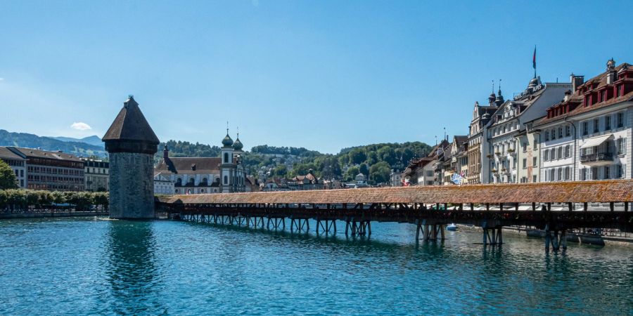 Die Kappelbrücke mit Ausblick auf die Altstadt in der Stadt Luzern.
