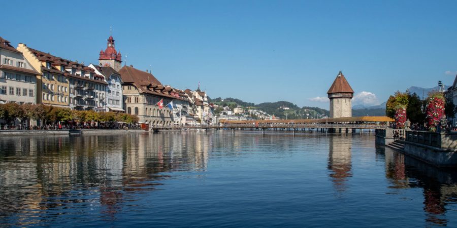 Der Ausblick auf die Kappelbrücke und die Altstadt in der Stadt Luzern.