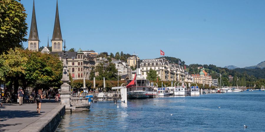 Ausblick auf den Vierwaldstättersee und den Schweizerhofquai in der Stadt Luzern.