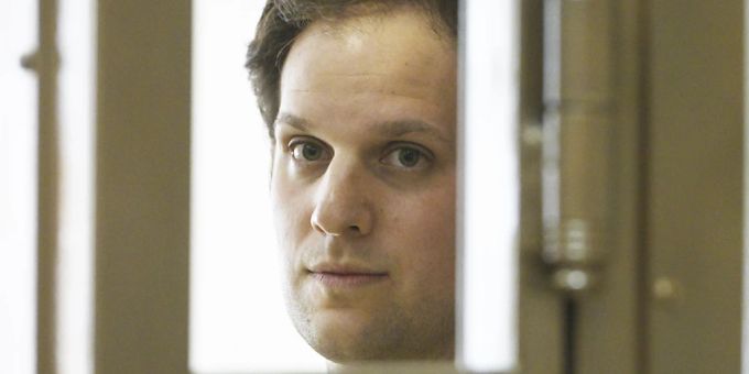 Evan Gershkovich, Wall Street Journal-Reporter, steht in einem Glaskäfig in einem Gerichtssaal des Moskauer Stadtgerichts. Ein russisches Gericht hatte Ende Mai die Untersuchungshaft gegen den wegen angeblicher Spionage festgenommenen US-Journalisten Evan Gershkovich um drei Monate verlängert. Foto: Dmitry Serebryakov/AP/dpa Evan Gershkovich, Wall Street Journal-Reporter, steht in einem Glaskäfig in einem Gerichtssaal des Moskauer Stadtgerichts. Ein russisches Gericht hatte Ende Mai die Untersuchungshaft gegen den wegen angeblicher Spionage festgenommenen US-Journalisten Evan Gershkovich um drei Monate verlängert. Foto: Dmitry Serebryakov/AP/dpa