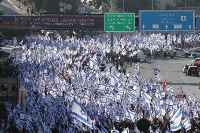 Die Justizreform spaltet weite Teile der israelischen Gesellschaft. EPA/ABIR SULTAN Anti-government protesters march