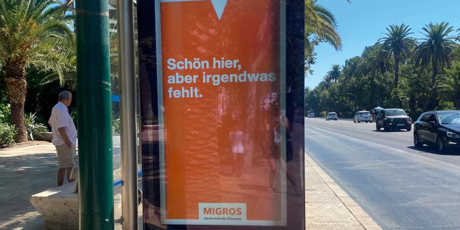 «Schön hier, aber irgendetwas fehlt.» Mit dem Slogan will die Migros ihren Kundinnen und Kunden auch an Ferienorten wie Malaga ein Lachen ins Gesicht zaubern.