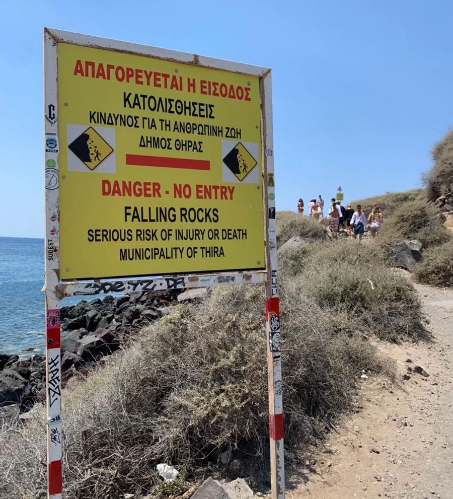 Am Beginn des felsigen Wegs zum Red Beach steht auf einer grossen Warntafel geschrieben: «Gefahr wegen Steinschlags – kein Zutritt. Ernsthafte Gefahr für Verletzung und Tod.»