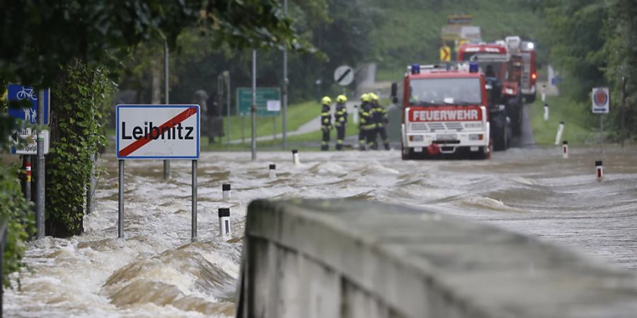 Eine am Samstag überflutete Brücke über die Sulm bei Leibnitz (Ö). (Archivbild)