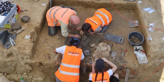 Die Archäologinnen und Archäologen dokumentieren und sichern die Fundstelle in Delley FR. Die Archäologinnen und Archäologen dokumentieren und sichern die Fundstelle in Delley FR.