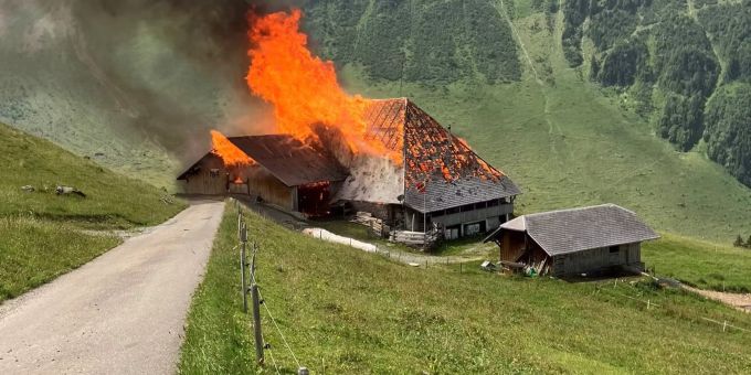 Schwenden im Diemtigtal: Alphütte in Vollbrand. Alphütte in Vollbrand