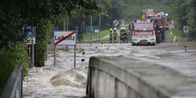 Im Süden Österreichs kommt es aufgrund der anhaltenden Regenfälle am Samstag, 05. August 2023, zu Überflutungen und Hangrutschungen. Im Bild: eine überlutete Brücke über die Sulm bei Leibnitz. - FOTO: APA/ERWIN SCHERIAU STEIERMARK: ÜBERSCHWEMMUNGEN