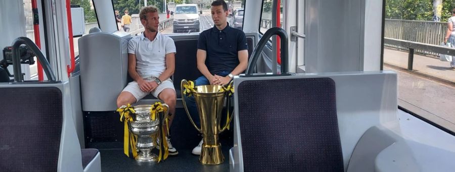 Im Tram transportieren die beiden YB-Spieler ihre Pokale ins YB-Museum.