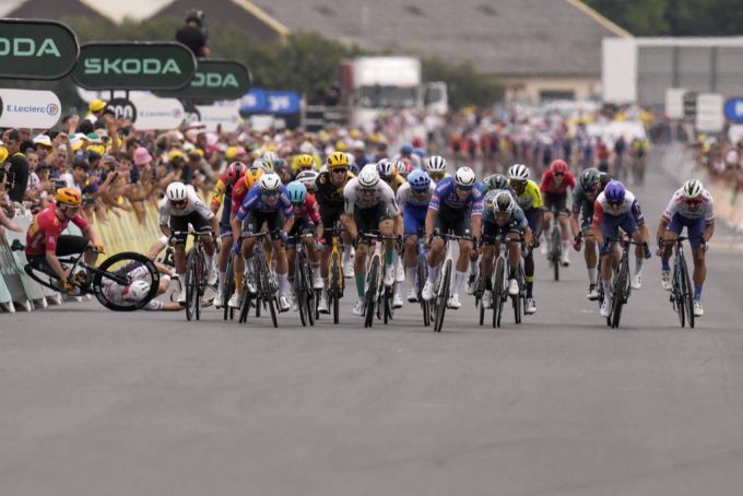 Torstein Traeen (ganz links) bei seinem Sturz bei der vierten Etappe der Tour de France. Tour de France