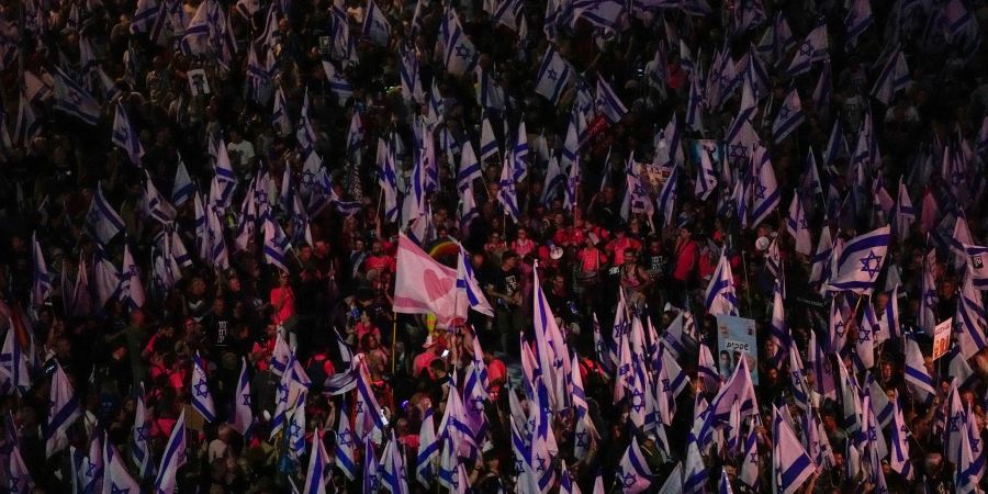 Medienberichten zufolge demonstrierten allein in Tel Aviv 100.000 Menschen gegen die Regierung.