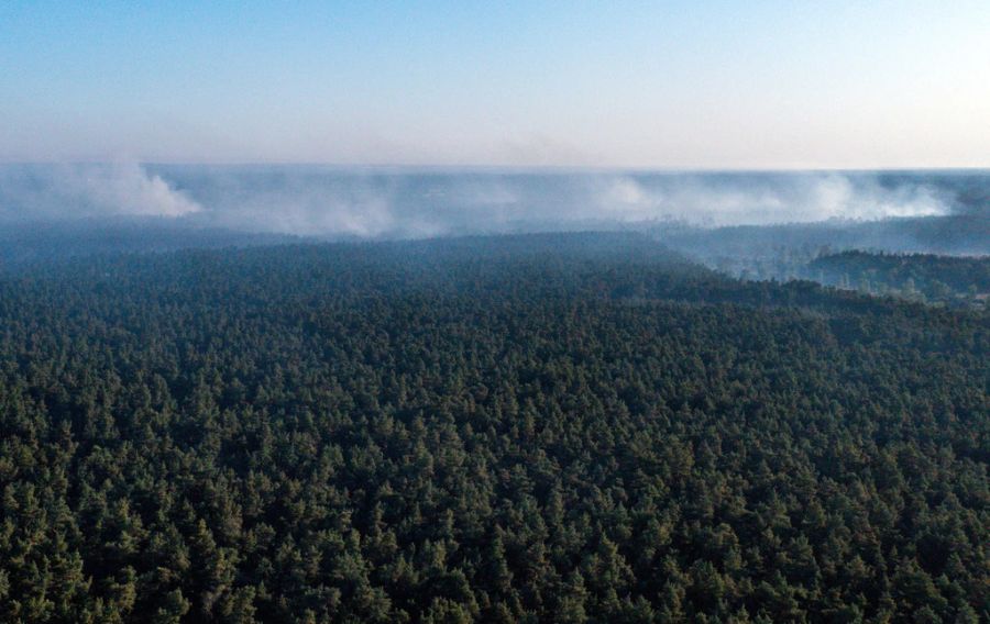 Eine Drohnen-Aufnahme von einem Waldbrand in Mecklenburg-Vorpommern, Deutschland.