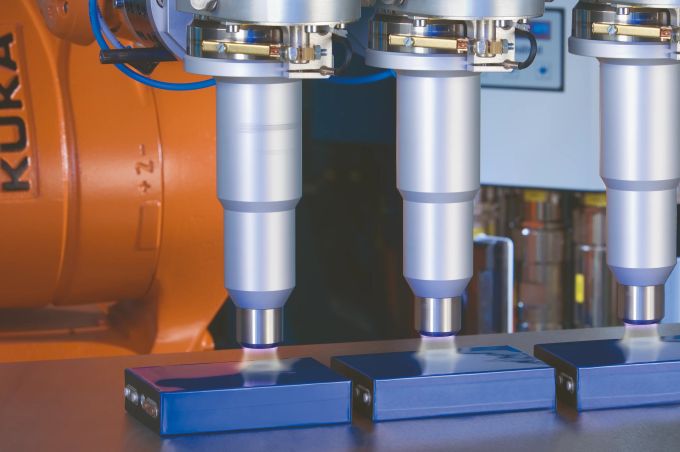 Vor dem Cell-to-Cell Bonding werden prismatische Zellen mit Openair-Plasma vorbehandelt, um eine zuverlässige und starke Verbindung für langlebige Batterien zu gewährleisten. Schweizer Technologie