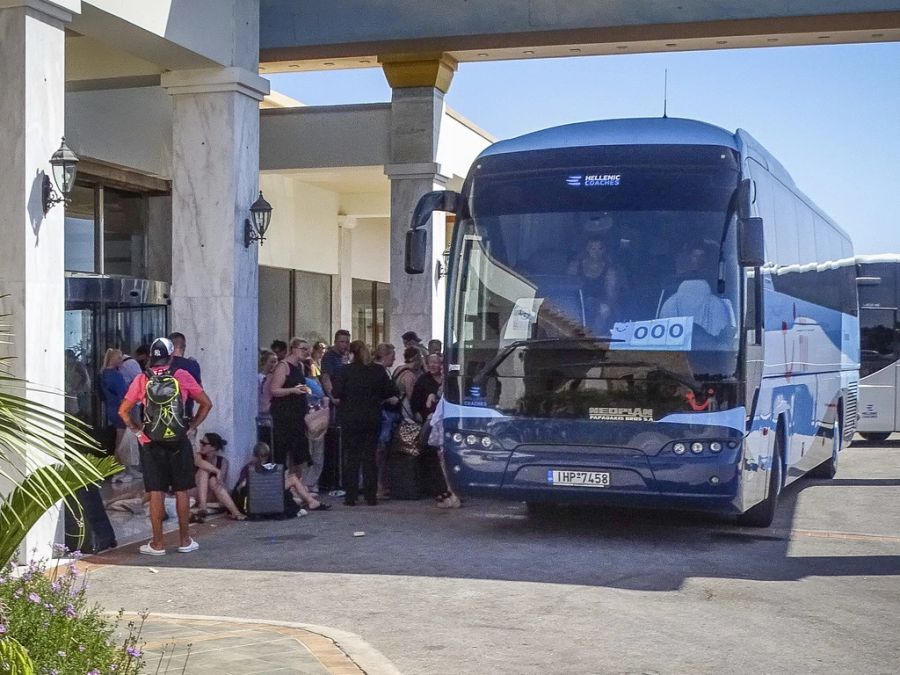 Hotelgäste mussten mit Bussen evakuiert werden.