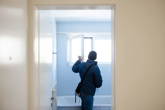 Ein Interessent betrachtet das Badezimmer während einer Wohnungsbesichtigung in einer Wohnung der Liegenschaften Stadt Zürich. Zürich