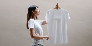 Frau mit weissem T-Shrit