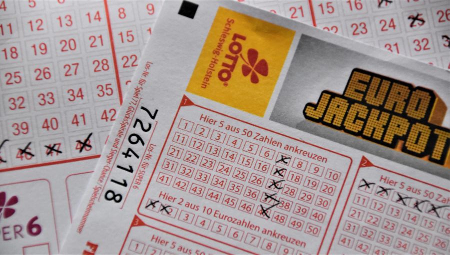 Die Wahrscheinlichkeit in einem Jahr einen Sechser im Lotto zu haben ist 76 Mal höher, als in einem Jahr von einem Blitz getroffen zu werden.