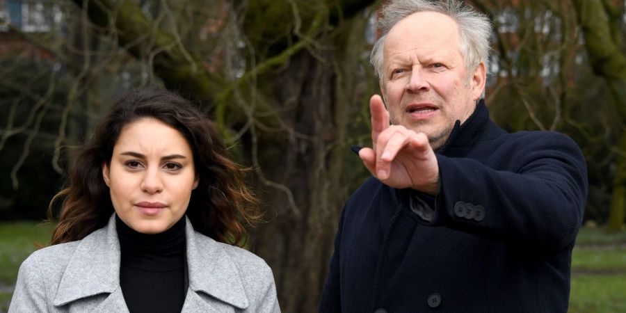 Almila Bagriacik als Mila Sahin und Axel Milberg (Borowski) am Rande von Dreharbeiten.