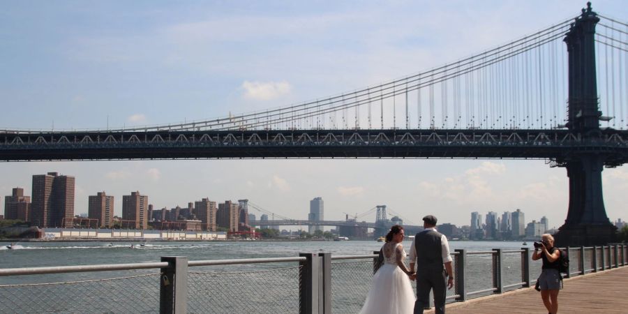 Eine Traumhochzeit vor der Skyline von Manhattan - das wünschen sich viele Paare.