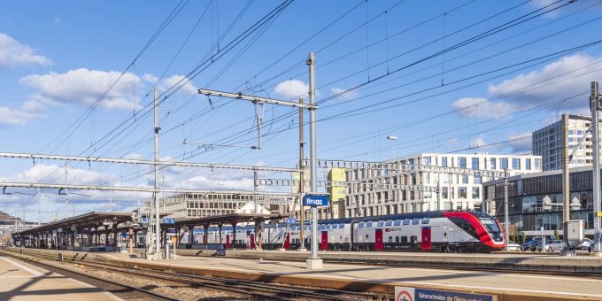 Der Bahnhof Brugg ist Knotenpunkt mit mehreren wichtigen Eisenbahnlinien. Der Bahnhof Brugg ist Knotenpunkt mit mehreren wichtigen Eisenbahnlinien.