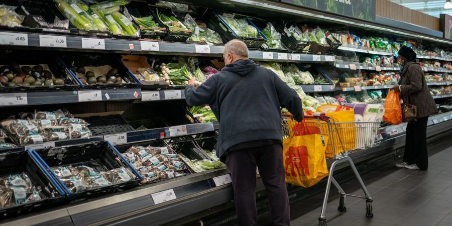 Die Gemüseabteilung eines Supermarktes in London.