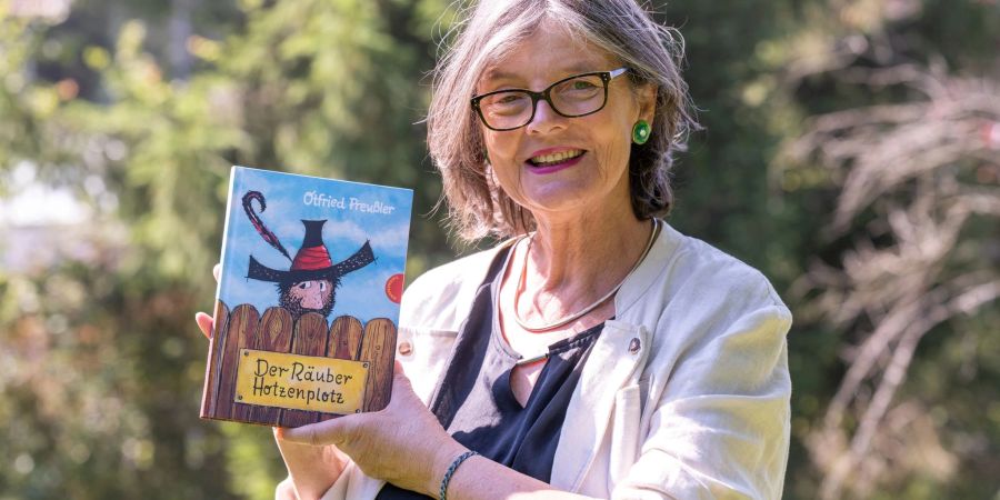 Susanne Preussler-Bitsch, Tochter des Schriftstellers Otfried Preussler, mit dem Klassiker «Der Räuber Hotzenplotz».