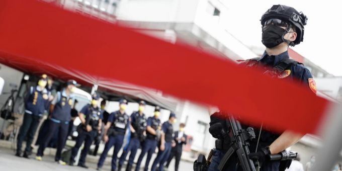 Wegen China - Pelosi wird in Taiwan von «Polizisten-Wand» beschützt