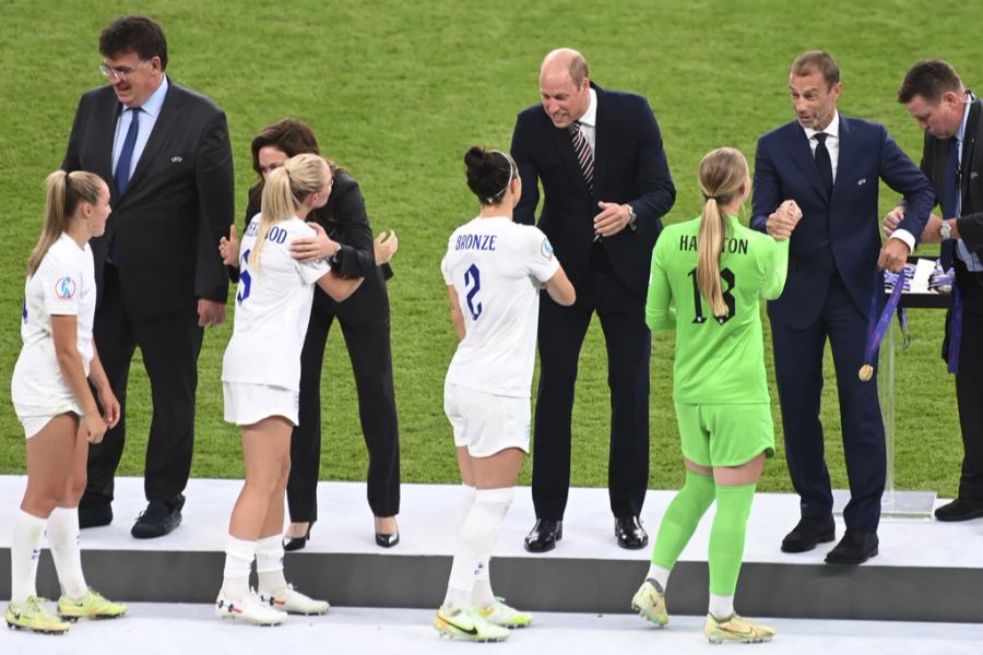 Grosse Freude bei den Engländerinnen: Sie haben gegen Deutschland in der Verlängerung den EM-Titel geholt (2:1).