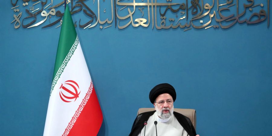 Irans Präsident Ebrahim Raisi fordert eine Aufhebung aller US-Sanktionen, die nach dem Ausstieg der USA 2018 aus dem Atomabkommen verhängt wurden.
