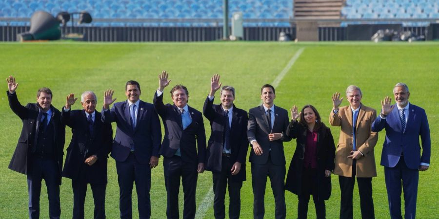 Die Bewerber aus Südamerika winken im Centenario-Stadion in Urugay in die Kamera.