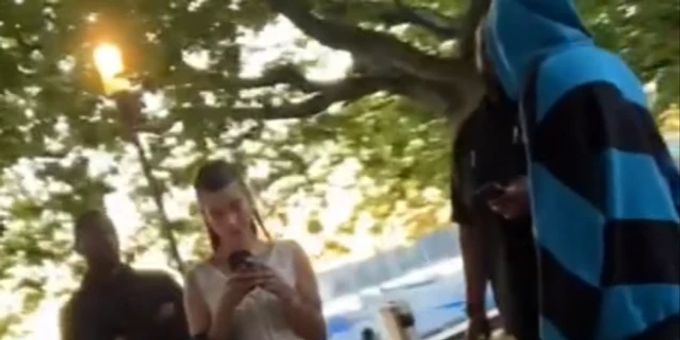 Fast unbemerkt - Justin und Hailey Bieber schlecken Glacé am Zürisee