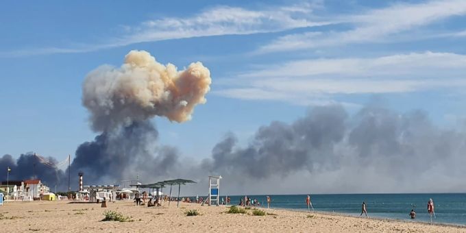Die Rauchsäule der Explosion auf einem Militärstützpunkt auf der Halbinsel Krim. Ukraine Krieg